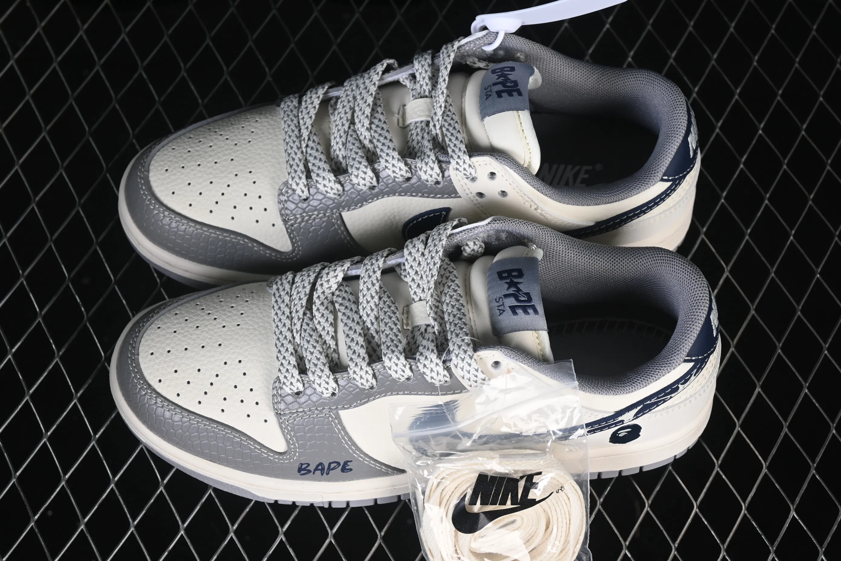 All Categories Nk SB Dunk Series Nk SB Dunk Low High-end Customized Low-top Shoes Nike SB Dunk Low Ape Man Head Joint Beige Gray Black Anniversary High-end Customized Low-top Casual Shoes JP1628-036